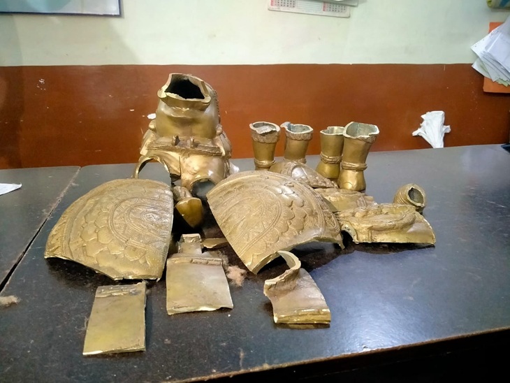 टुकड़ों में बरामद हुई चोरी गई प्रतिमा