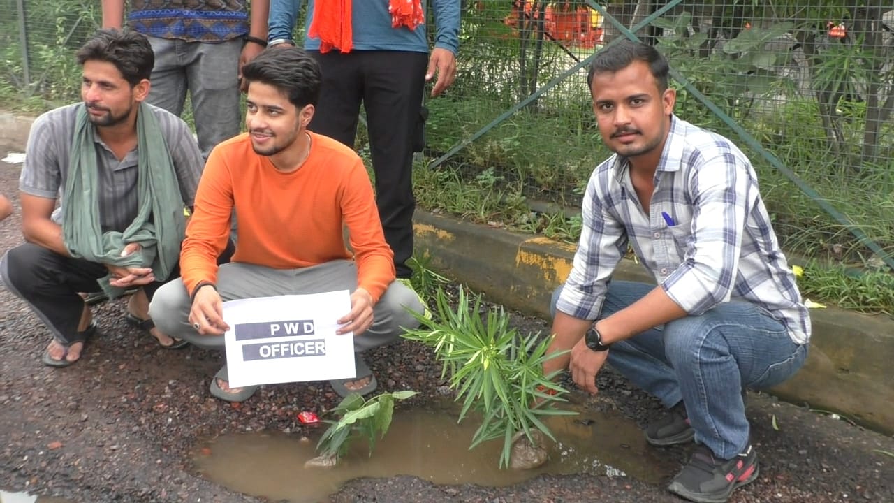 PWD अधिकारियों के नाम से किया पौधरोपण।