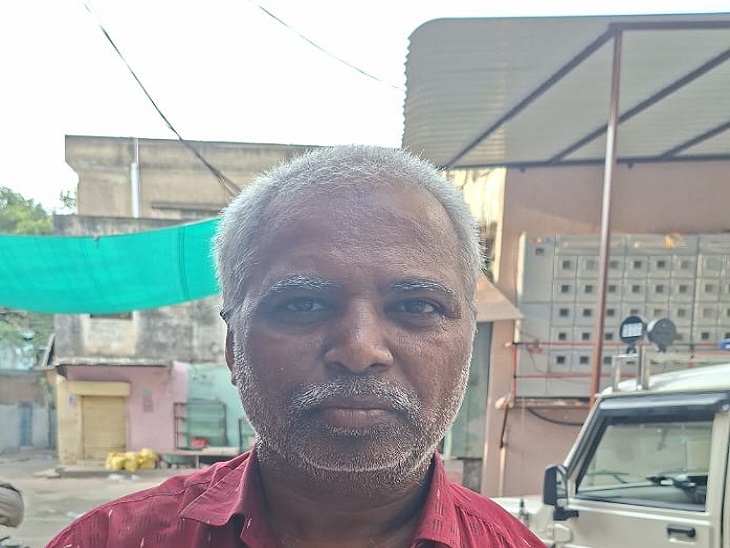 पताशा की गली के दुकानदार बजरंगलाल,इनकी दुकान से चोर करीब 35 से 40 हजार रुपए चोरी करके ले गए। काउंटर भी बाहर छोड़कर गए।