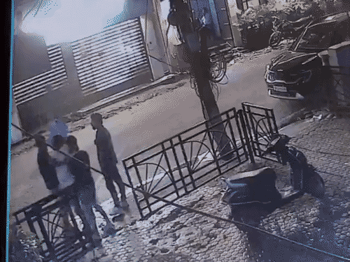 हमलावरों ने उसकी लात-घूसों से पिटाई शुरू कर दी।