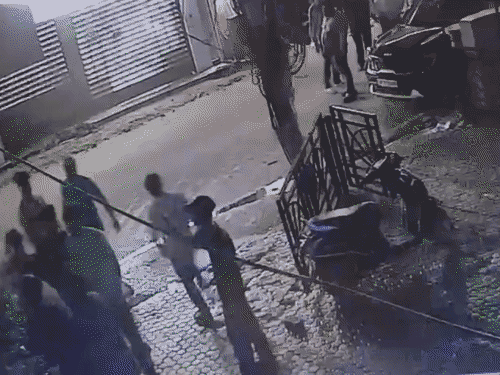 हमलावरों ने युवक को जमकर पीटा।