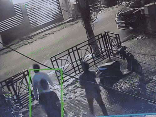 हुक्का बार से निकलते ही युवक को हमलावरों ने घेर लिया।