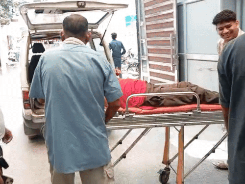 हादसे में घायल वैन ड्राइवर विजय। टक्कर लगने विजय की पसलियां टूट गईं हैं।