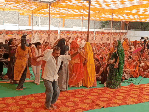 कथा समापन समारोह के दौरान नाचते हुए लोग