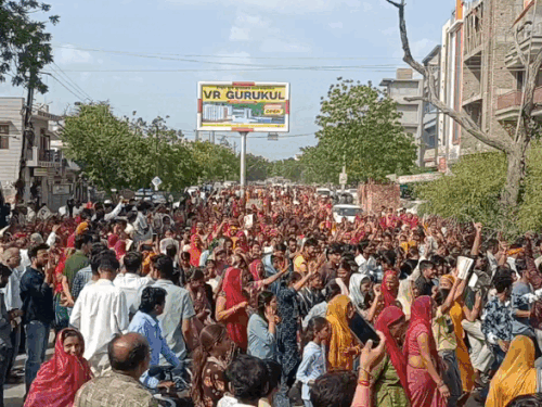 भीड़ के साथ महाराज को छोड़ने जाते हुए भीड़