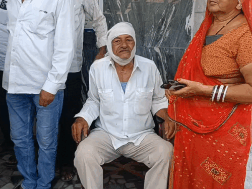 अस्पताल से इलाज के पट्टी बधवाकर निकला सांड के हमले में घायल