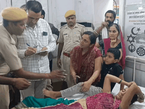 सांड के हमले से घायल लोगों का ईलाज करते हुए डॉक्टर व जानकारी लेती पुलिस