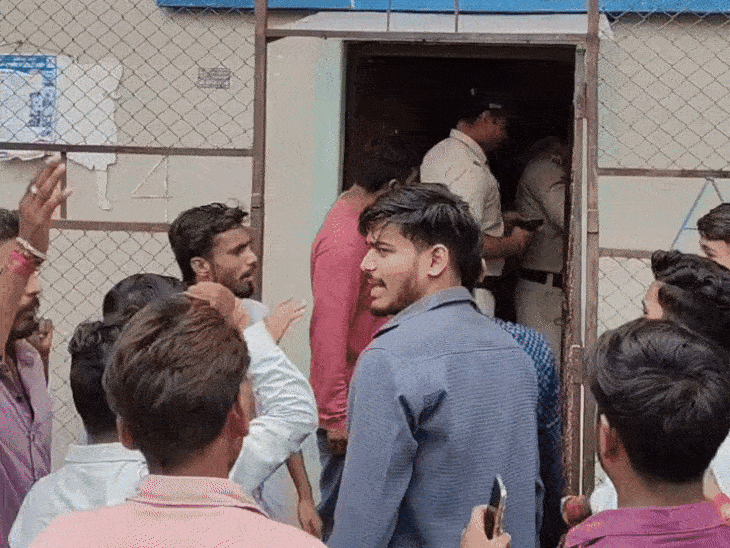 The family, who arrived with ABVP, created a ruckus in the school.
