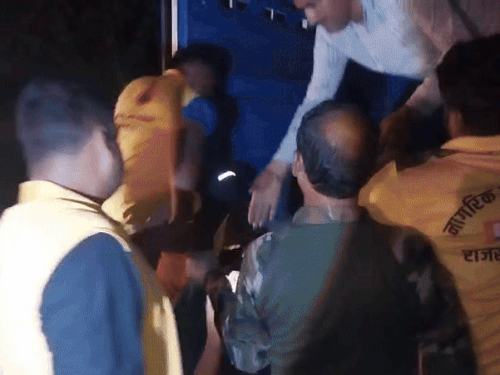 सास-बहू के शवों को पोटली में ले जाना पड़ा।