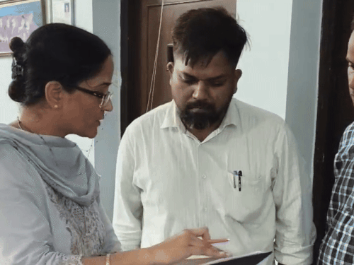 अस्पताल में जांच करती अधिकारी