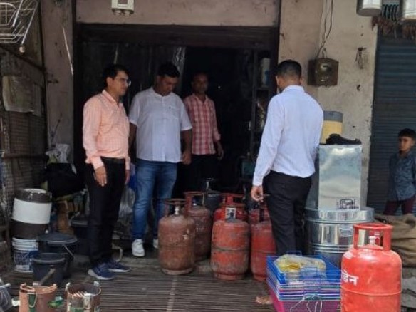 पाली में रसद विभाग की टीम गैस सिलेंडरों का दुरुपयोग होने पर कार्रवाई करते हुए। - Dainik Bhaskar
