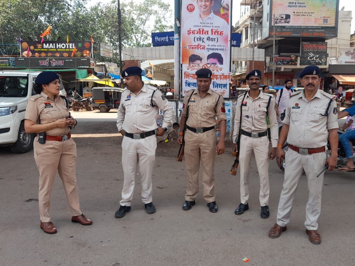 भीड़भाड़ वाले इलाकों पुलिस बल तैनात किया गया।