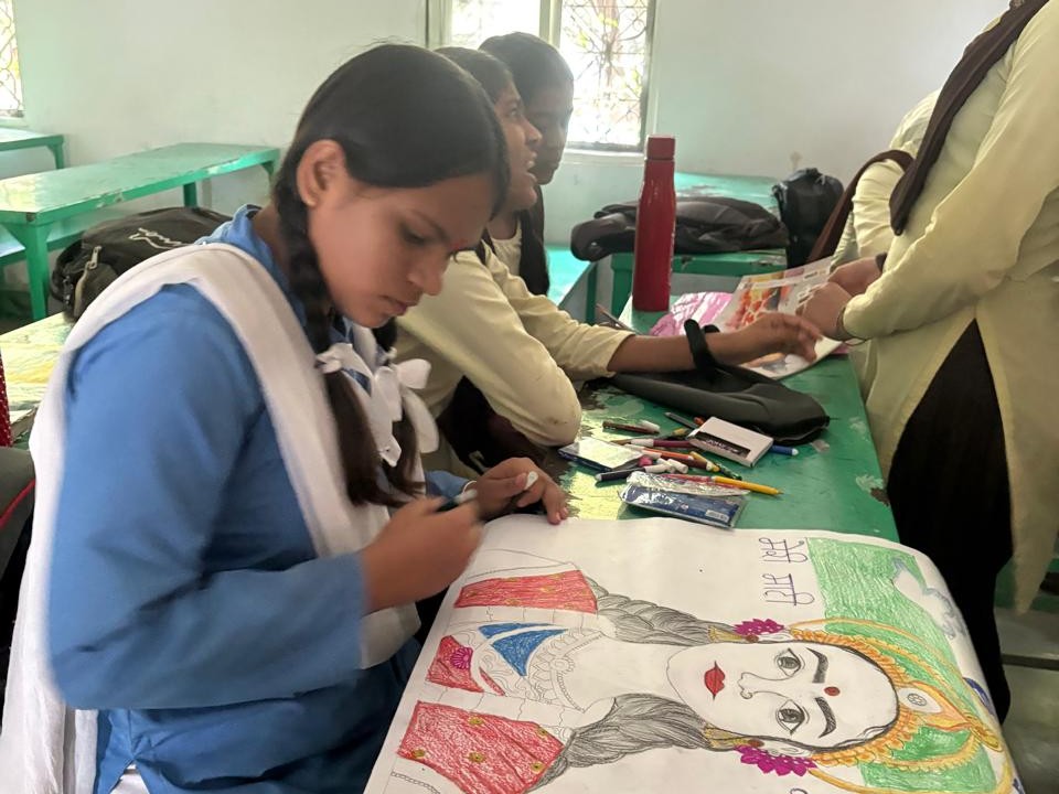 छात्रा ने बनाई धरती मां की तस्वीर