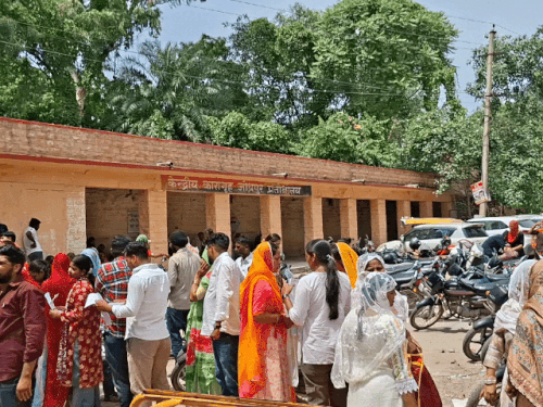राखी के मौके सेंट्रल जेल के बाहर बड़ी संख्या में महिलाएं पहुंची।