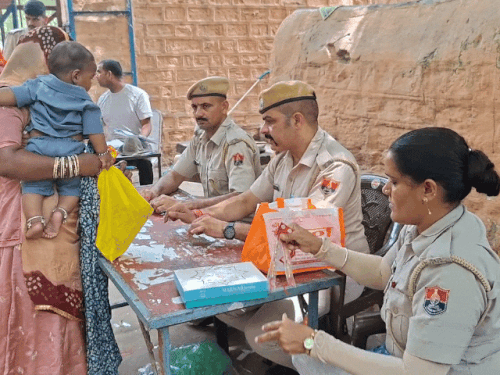 भीड़ को देखते हुए जेल प्रशासन की ओर से खास सुरक्षा इंतजाम भी किए गए।