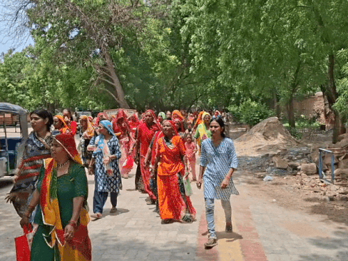 जेल में राखी बांधने के लिए बहने कतार में पहुंची।