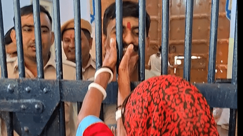 समदड़ी से आई वृद्ध महिला अपने पोते का दुलार कर रोने लगी।