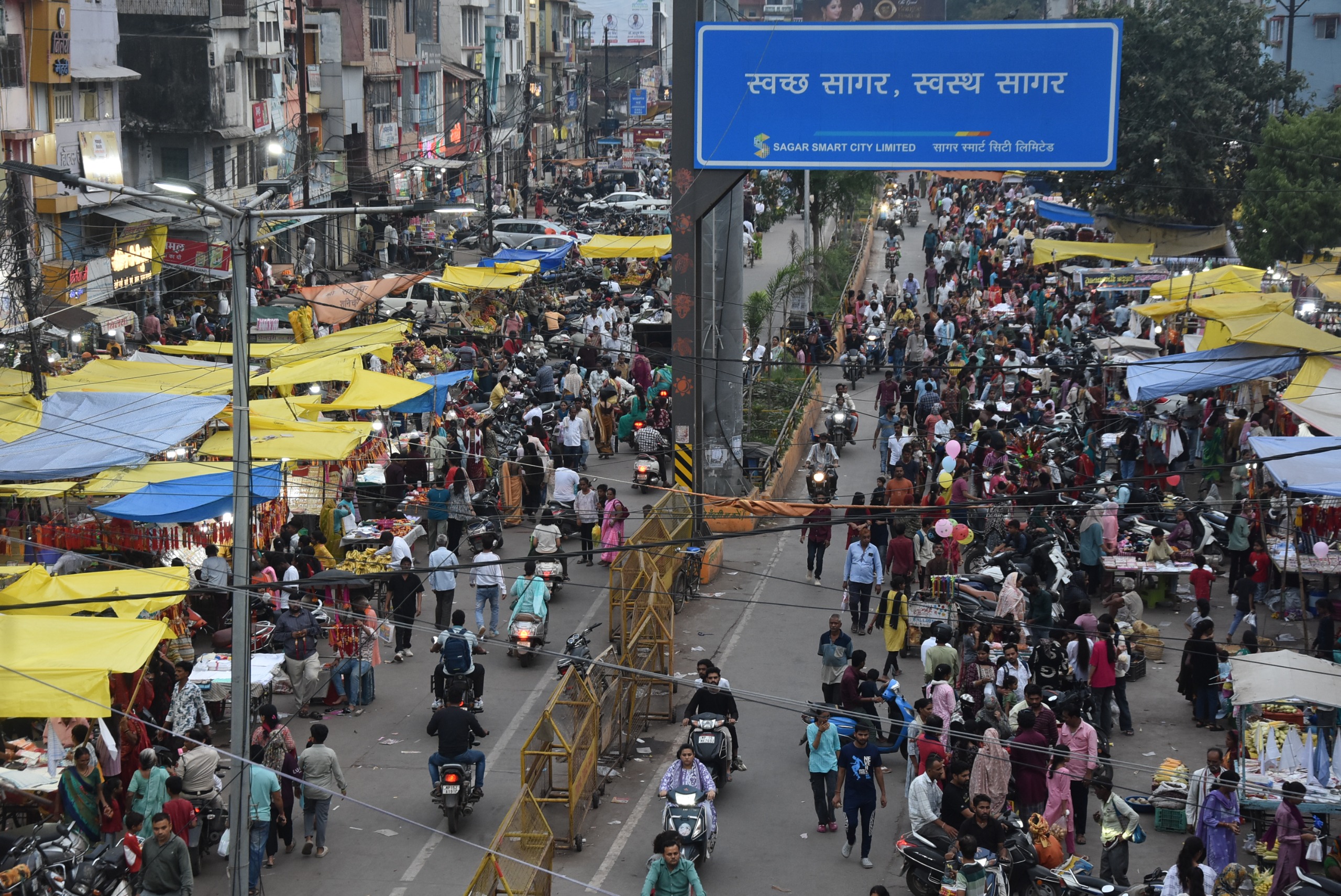 बाजार में उमड़ी ग्राहकों की भीड़।