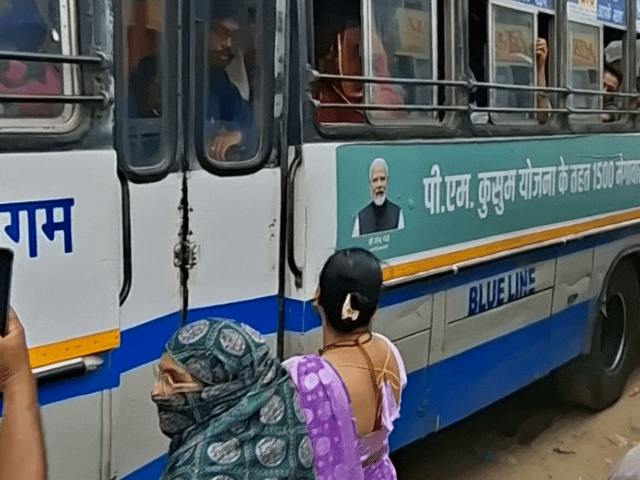 सीकर में बस में भीड़ ज्यादा होने पर गेट ही बंद कर दिया गया। ऐसे में महिलाएं बाहर ही इंतजार करती रही।