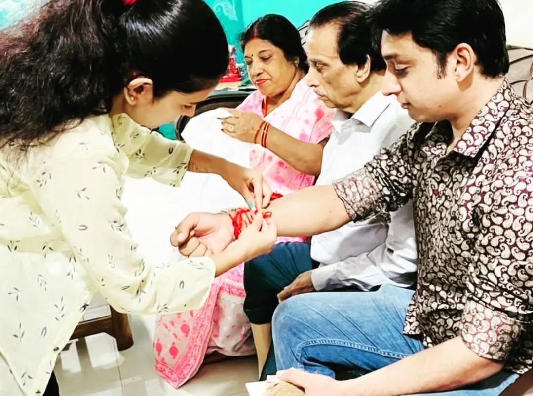 अपनी बहन से राखी बंधवाते इंजीनियर सौरभ सक्सेना।