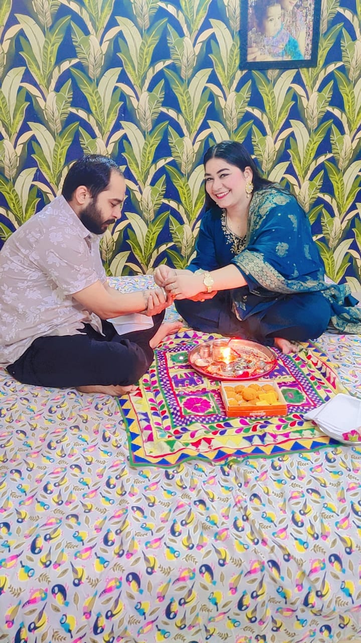 अपने भाई को राखी बांधती एडवोकेट अमोलिका धाकड़।