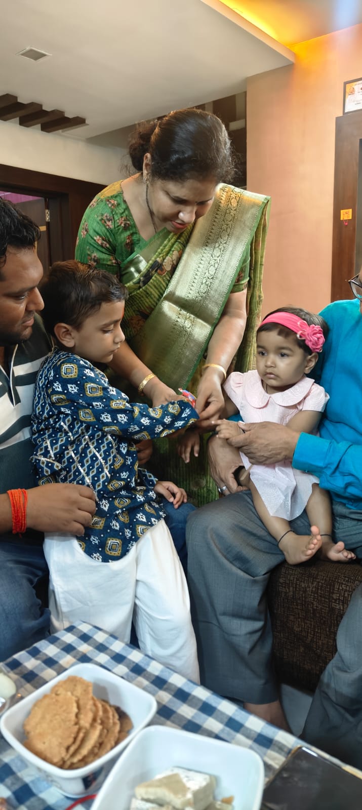 सम्यक मंगल को राखी बांधते हुए रित्वी मंगल।