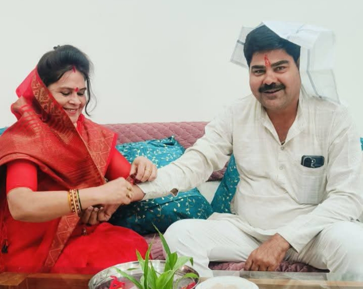धर्मवीर सिंह रघुवंशी अपनी बहन मिथिलेश रघुवंशी से ख्यावदा कॉलोनी गुना में राखी बंधवाते हुये।