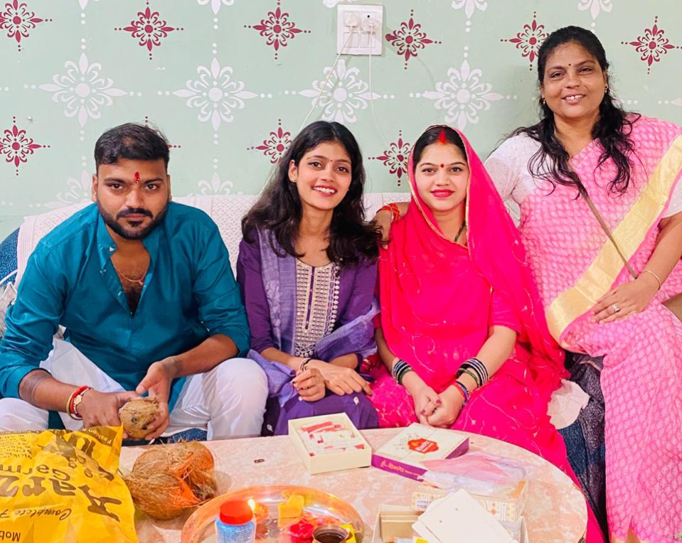 अपने परिवार के साथ राखी का त्यौहार मनाती एडवोकेट ज्योति चौहान।