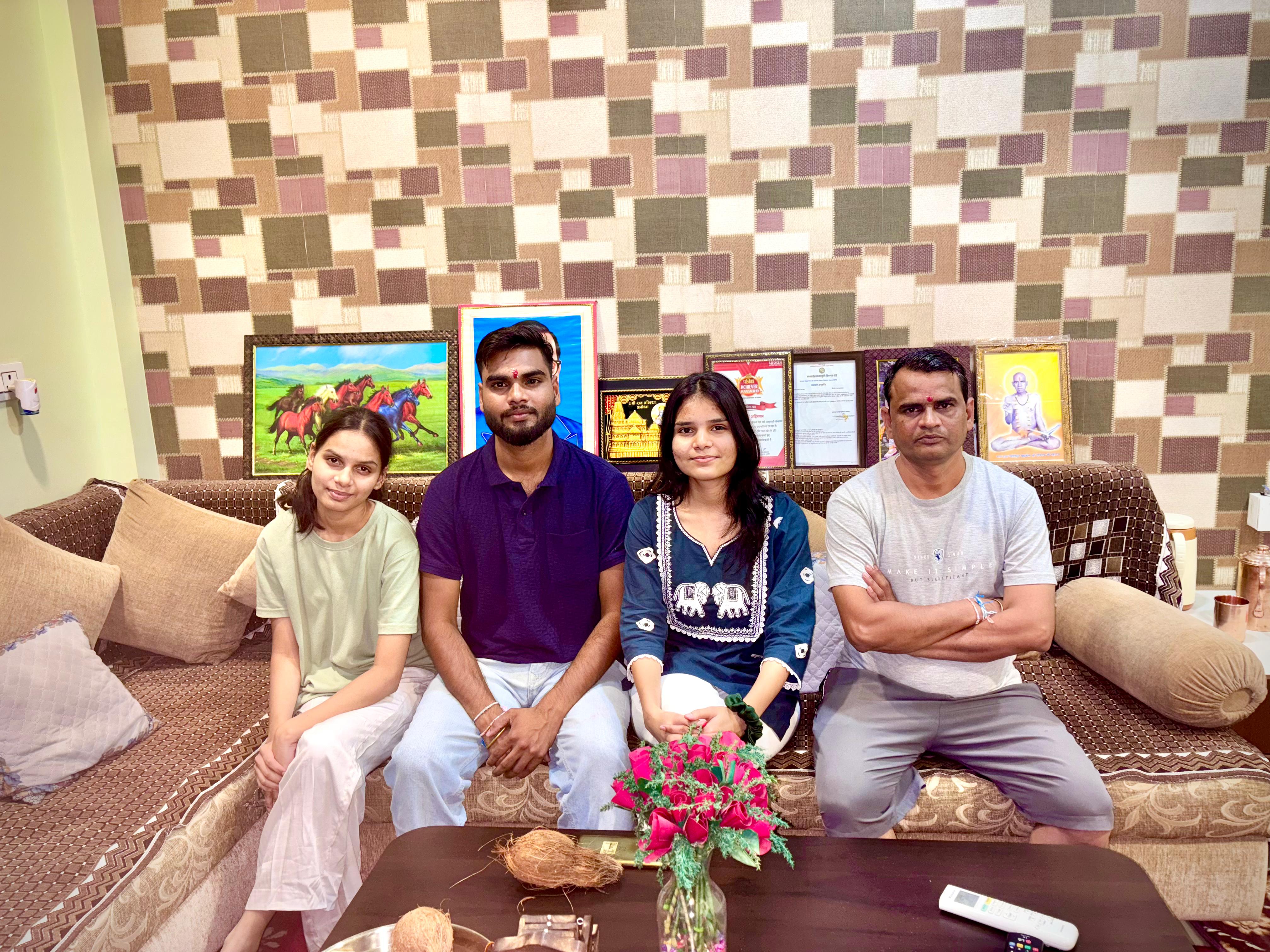 फुलवारी कॉलोनी में पंजाब नेशनल बैंक के मैनेजर वीरेंद्र सिंह अहिरवार ने परिवार सहित मनाया। रक्षाबंधन का पवन पर्व उनकी दोनों बेटियां मुस्कान और श्वेता ने अपने दोनों भाई यशपाल एवं राहुल को राखी बांधी और सभी परिवार ने मिठाइयां एक दूसरे को खिला कर त्यौहार को मनाया।