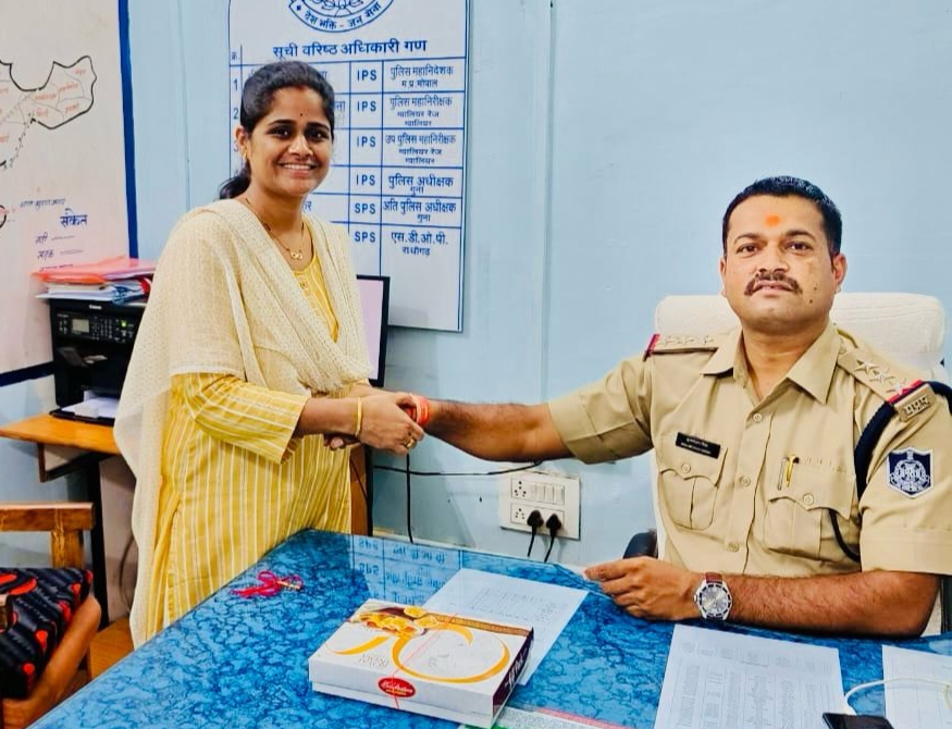 आरोन थाना प्रभारी TI ब्रजमोहन भदौरिया को राखी बांधती SI माधवी तोमर।