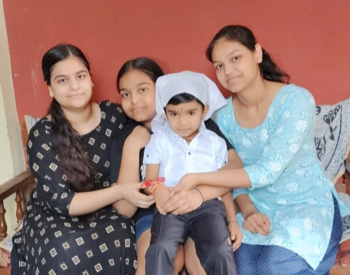 सिसोदिया कॉलोनी निवासी अनु जैन, तनु जैन, मनु जैन द्वारा हर्षवर्धन गोस्वामी को राखी बांधकर रक्षाबंधन का पावन त्यौहार मनाया।