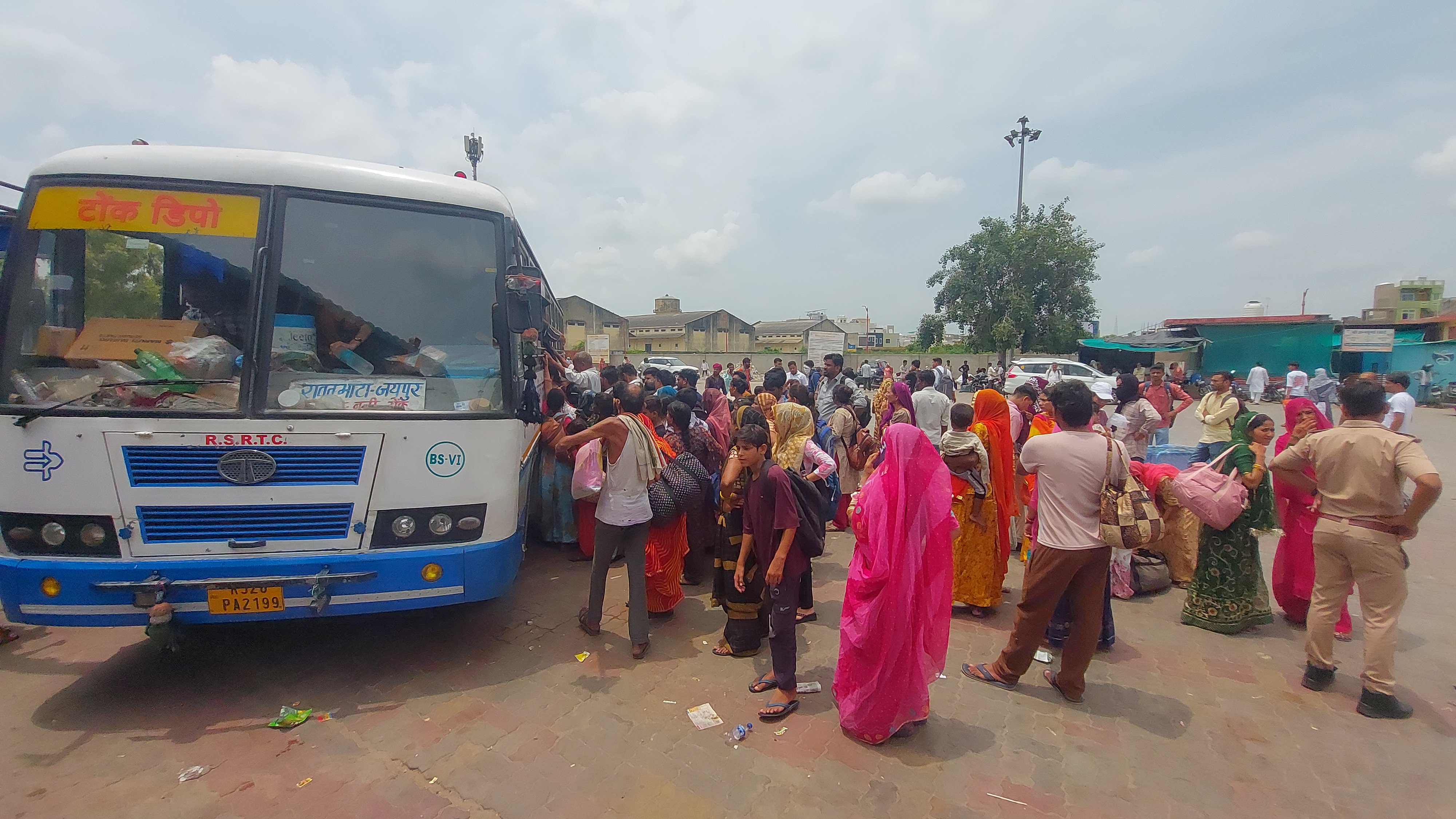 राखी के मौके पर रोडवेज बस स्टेंड पर भी भीड़ रही।
