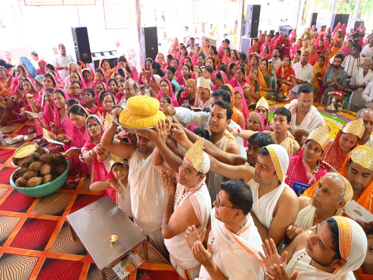 श्रद्धालुओं ने श्रेयांशनाथ भगवान का निर्वाण मोदक चढ़ाया।