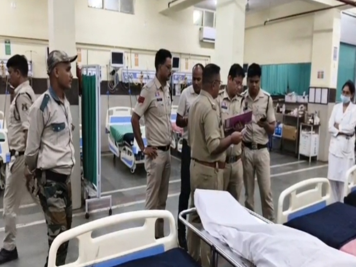 घटना की सूचना मिलते ही बिलासपुर पुलिस हॉस्पिटल पहुंचकर जांच करते हुए।