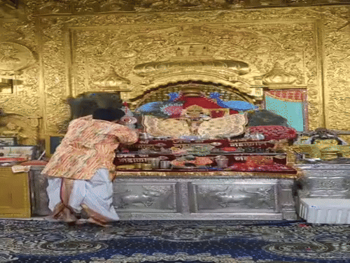 श्री सांवलिया सेठ को बांधी राखी।