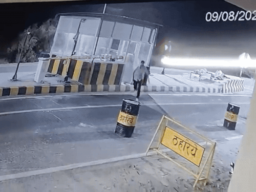 हमले के बीच कुछ टोलकर्मी मुश्किल से जान बचाकर भाग गए। वहीं, कुछ टोलकर्मियों को इस हमले में गंभीर चोटें आई हैं।