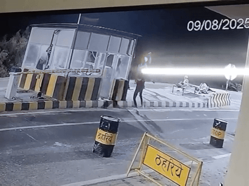 सीसीटीवी में एक हमलावर बूथ के बाहर भी तलवार से तोड़फोड़ करता नजर आया। कर्मचारियों ने बताया कि पूरा विवाद टोल टैक्स मांगने पर शुरू हुआ था।