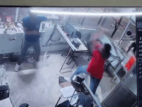 देर रात हुए हमले में बदमाशों ने टोलकर्मियों के साथ मारपीट की। उन्होंने बूथ के अंदर लगे कंप्यूटर व अन्य सिस्टमों को तोड़ दिया।