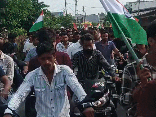 यात्रा में बड़ी संख्या में लोग बाइक पर हाथ में तिरंगा लिए शामिल हुए।