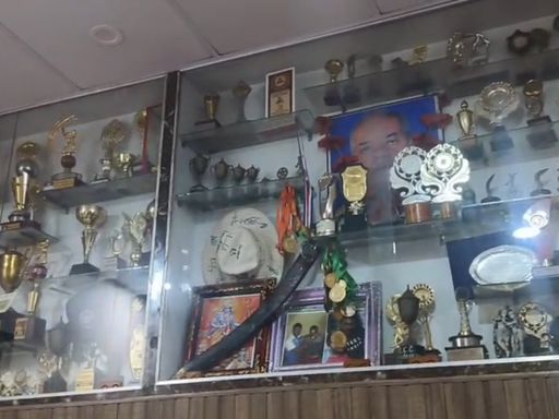 आकाशदीप के गांववाले घर में कई सारी शील्ड, कप और ट्रॉफी सजाई गई हैं।