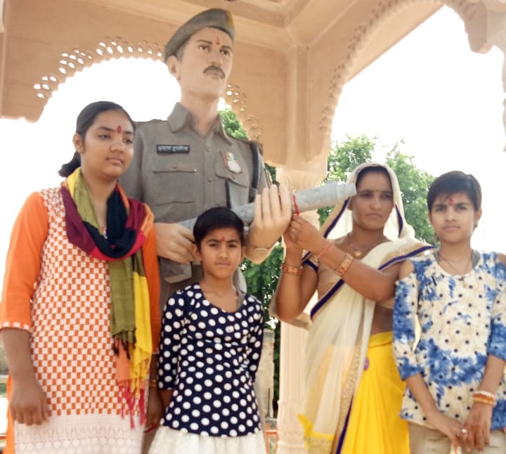 शहीद मुखराम बुडानिया की बहन परमेश्वर देवी हर साल प्रतिमा को राखी बांधती है। बेटी सोनू बुडानिया ने पिता की प्रतिमा को राखी बांधी।