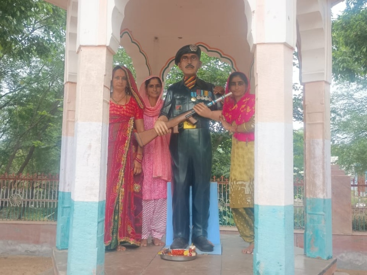 शहीद सूरज भगवान बुडानिया की बहन सीता, सुमित्रा, ममता ने राखी बांधी।