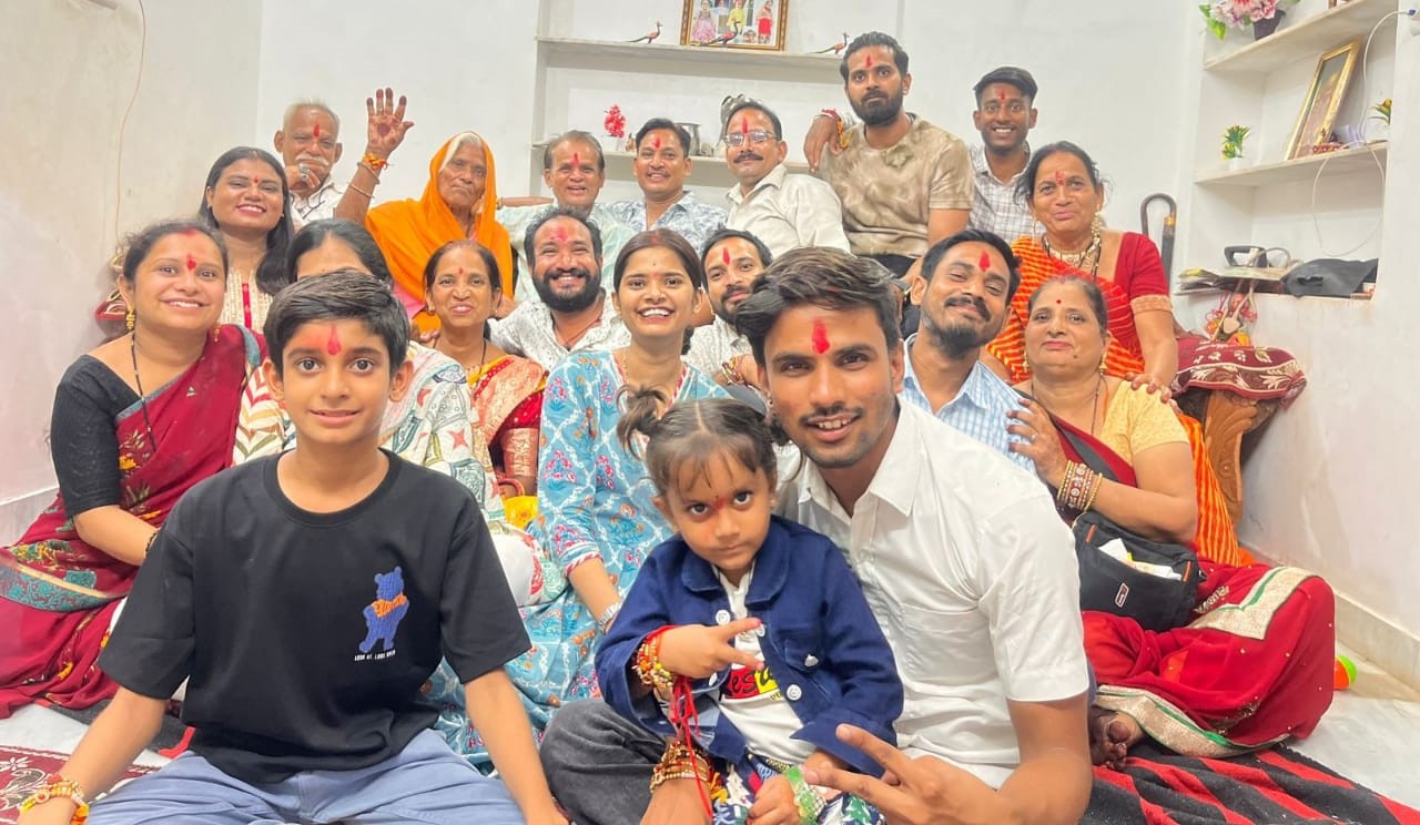 तस्वीर पिछले साल रक्षाबंधन की है। सबसे आगे बच्चे को गोद में लिए रवि।