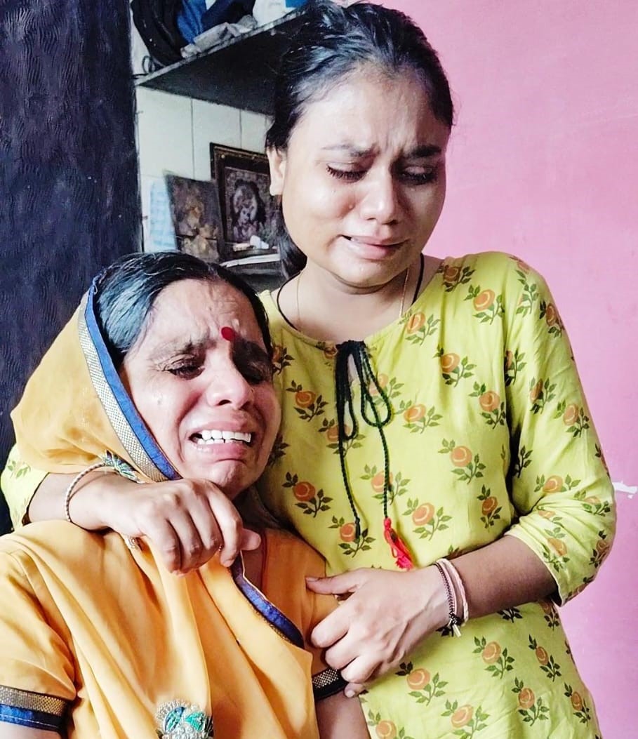 इस साल का रक्षाबंधन गम में डूबा हुआ था। रवि को याद कर मां और बहन डिंपल की आंखें भर आईं।