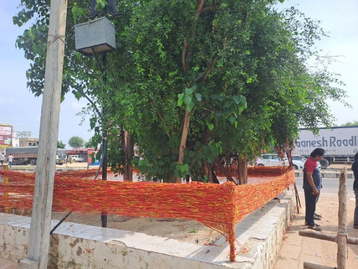 वह स्थान जहां शुरुआत में चबूतरा बनाकर ओम बन्ना की बाइक को रखा गया था।