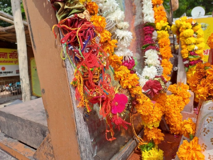 ओम बन्ना की तस्वीर पर लगी माला बांधी गई राखियां।