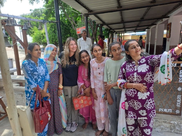 पाली जिले के पाली-जोधपुर हाइवे पर स्थित ओम बन्ना धाम पर रक्षा बंधन पर आए विदेशी मेहमान के साथ सेल्फी लेते हुए युवतियां।