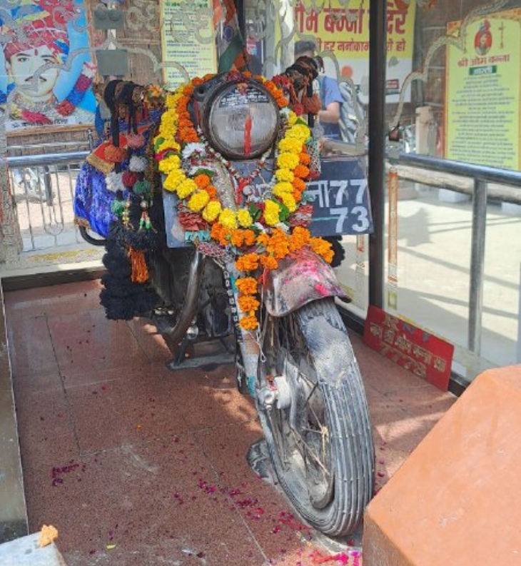 पाली जिले के पाली-जोधपुर हाइवे पर स्थित ओम बन्ना धाम पर रखी ओम बन्ना की बुलेट।