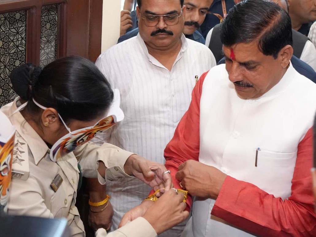एक हफ्ते पहले भोपाल में वन विभाग के कार्यक्रम में सीएम को बाघ वाली राखी बांधी गई थी।