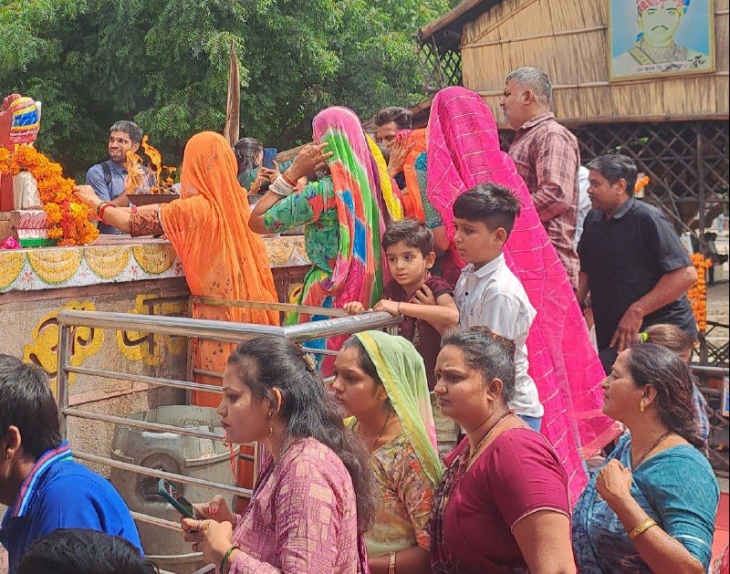 रक्षा बंधन पर ओम बन्ना को रखी बांधने बड़ी संख्या में महिलाएं-युवतियां पहुंची।